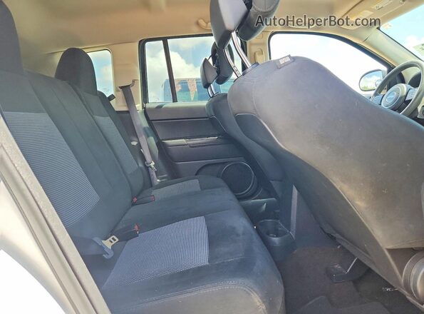 1C4NJCBA0GD609330 2016 JEEP COMPASS Белый Вид задней части салона