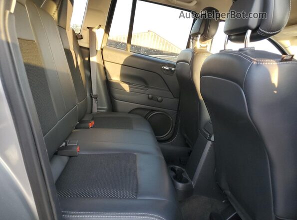 1C4NJCBA1GD652106 2016 JEEP COMPASS Серебряный Вид задней части салона