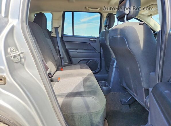 1C4NJCBA3GD513286 2016 JEEP COMPASS Silver Vista interior trasera