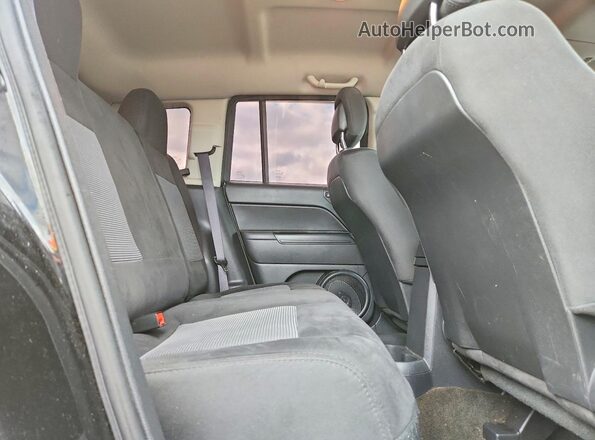 1C4NJCBA6GD666213 2016 JEEP COMPASS Black Rear interior view
