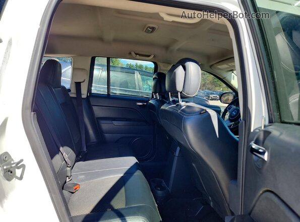 1C4NJCBA8GD783999 2016 JEEP COMPASS White Вид задньої частини салону