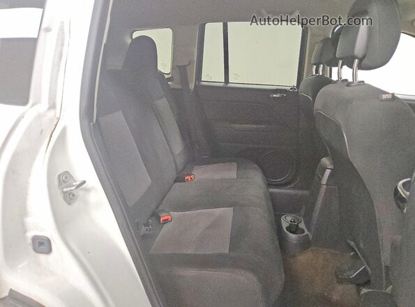 1C4NJCBA9GD675598 2016 JEEP COMPASS White Vista interior trasera