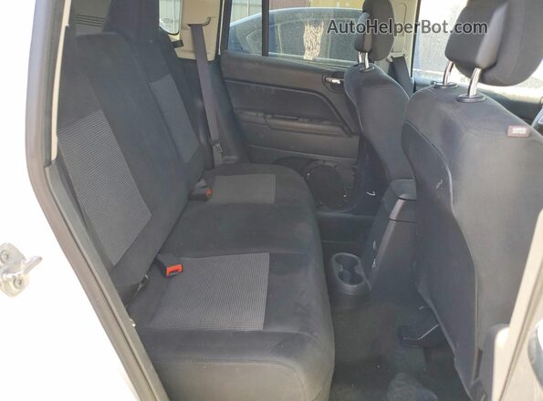 1C4NJCBAXGD665534 2016 JEEP COMPASS White Вид задньої частини салону