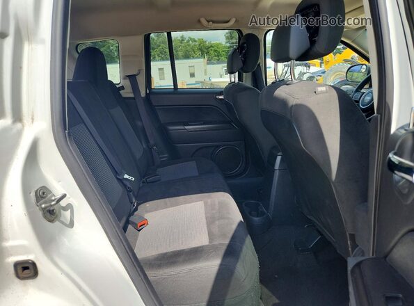 1C4NJCBAXHD147571 2017 JEEP COMPASS White Widok wnętrza z tyłu