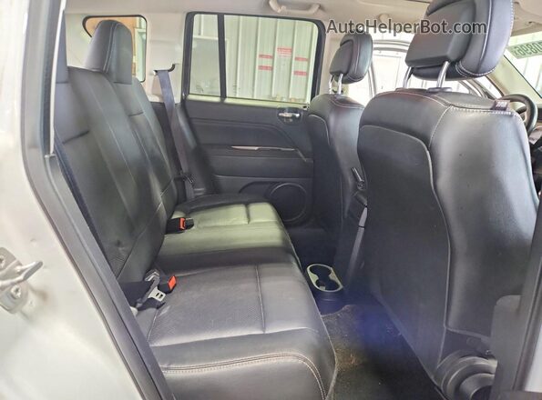 1C4NJCEA2GD678533 2016 JEEP COMPASS White უკანა სავარძლების ხედი
