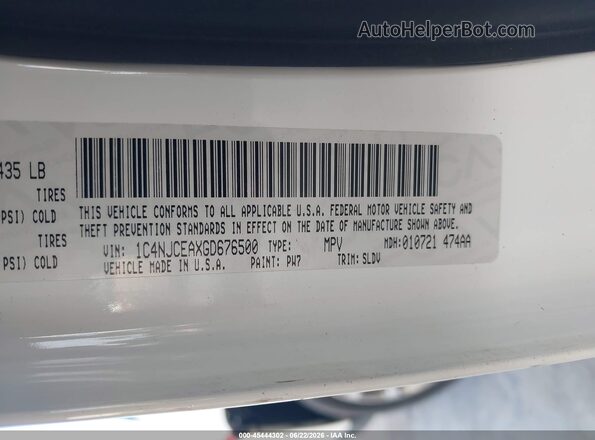 1C4NJCEAXGD676500 2016 JEEP COMPASS White Engine compartment view