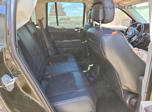 1C4NJDBB5GD765734 2016 JEEP COMPASS Green Rear interior view