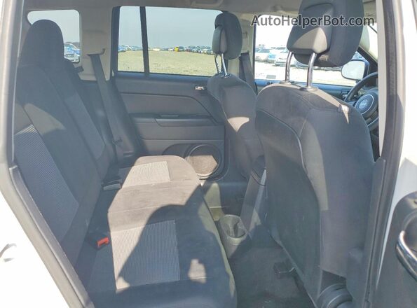 1C4NJDBB8GD723297 2016 JEEP COMPASS White Widok wnętrza z tyłu