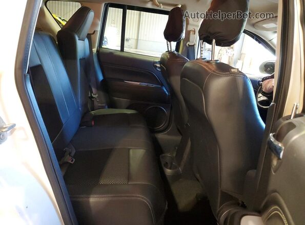 1C4NJDEB0GD785577 2016 JEEP COMPASS White Вид задньої частини салону
