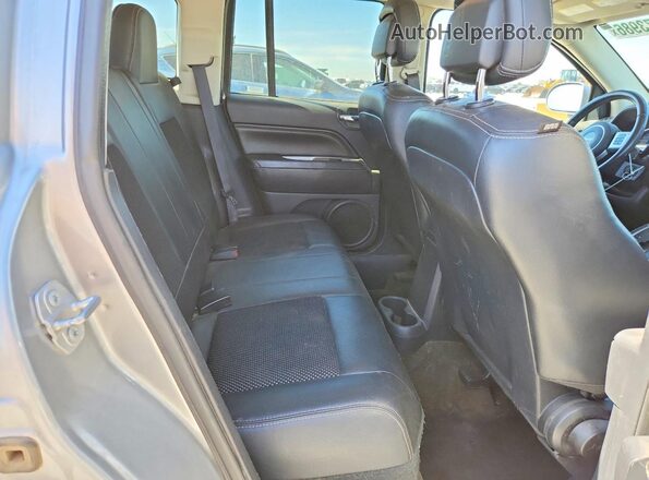 1C4NJDEB7GD733119 2016 JEEP COMPASS Silver Rear interior view