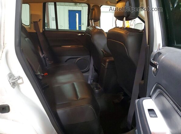 1C4NJDEB7GD798827 2016 JEEP COMPASS White Vista interior trasera