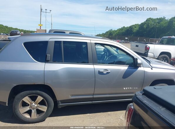 1C4NJDEB8HD126437 2017 JEEP COMPASS Silver Widok wnętrza z tyłu