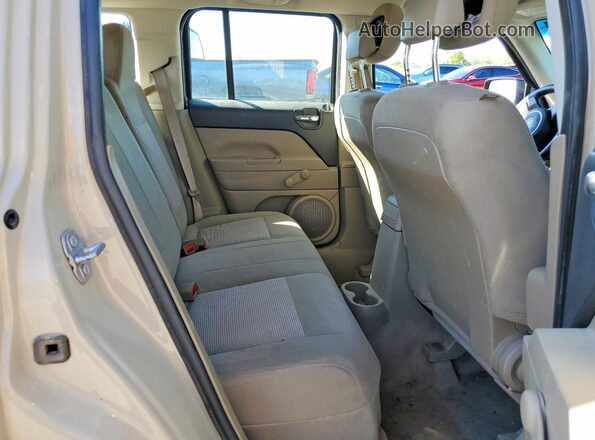 1C4NJPAA4HD187623 2017 JEEP PATRIOT Желто-коричневый Вид задней части салона