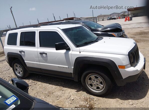 1C4NJPAB9HD169384 2017 JEEP PATRIOT White Widok wnętrza z tyłu