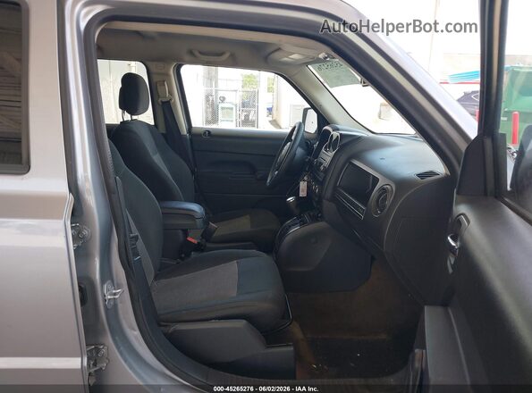 1C4NJPBA1GD575292 2016 JEEP PATRIOT Silver Front interior view