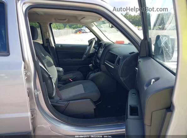 1C4NJPBA3HD115679 2017 JEEP PATRIOT Silver Вид салону спереду