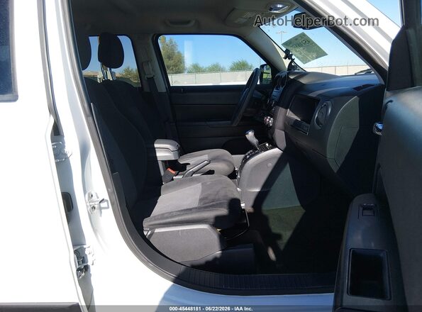 1C4NJPBA8GD588945 2016 JEEP PATRIOT White Vista interior delantera