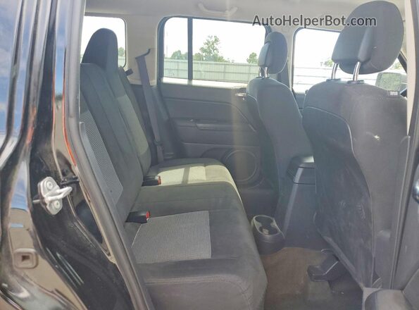 1C4NJPBA8HD156485 2017 JEEP PATRIOT Черный Вид задней части салона