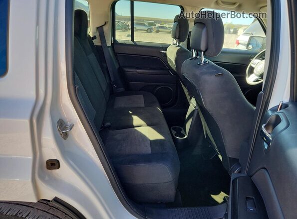 1C4NJPBB8GD681425 2016 JEEP PATRIOT White Widok tylnych siedzeń