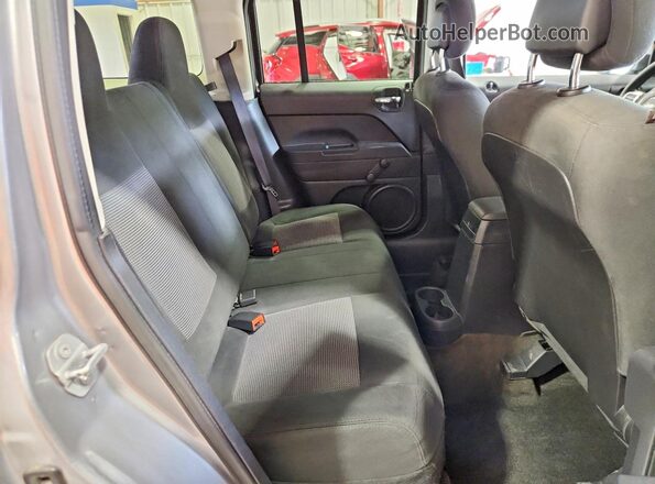 1C4NJPBB8GD681957 2016 JEEP PATRIOT Серебряный Вид задней части салона