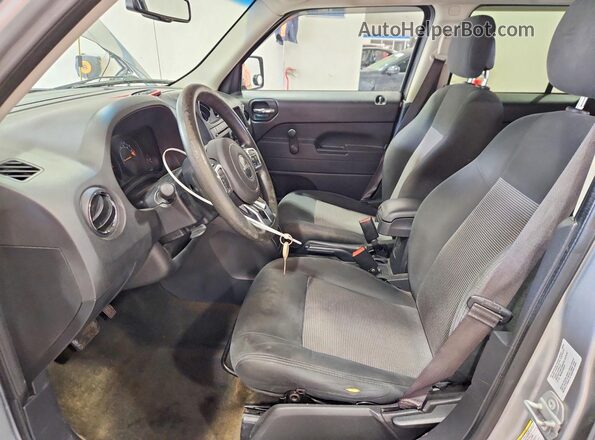 1C4NJPBB8GD681957 2016 JEEP PATRIOT Серебряный Вид салона спереди