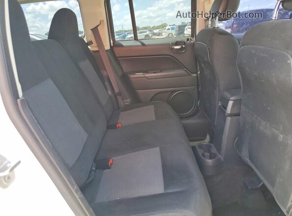 1C4NJPFA4GD647726 2016 JEEP PATRIOT White Vista interior trasera
