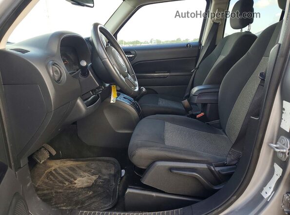 1C4NJPFAXGD698115 2016 JEEP PATRIOT Silver Вид салону спереду
