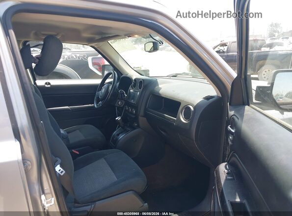 1C4NJPFB0GD620628 2016 JEEP PATRIOT Серебряный Вид салона спереди