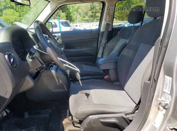 1C4NJPFB1GD699436 2016 JEEP PATRIOT Silver Вид салону спереду