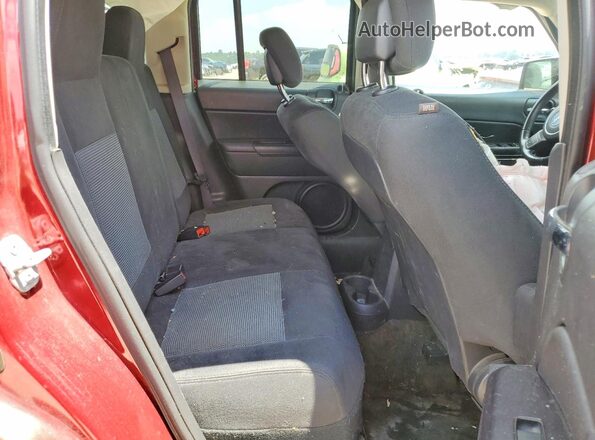 1C4NJPFB4GD711756 2016 JEEP PATRIOT Красный Вид задней части салона