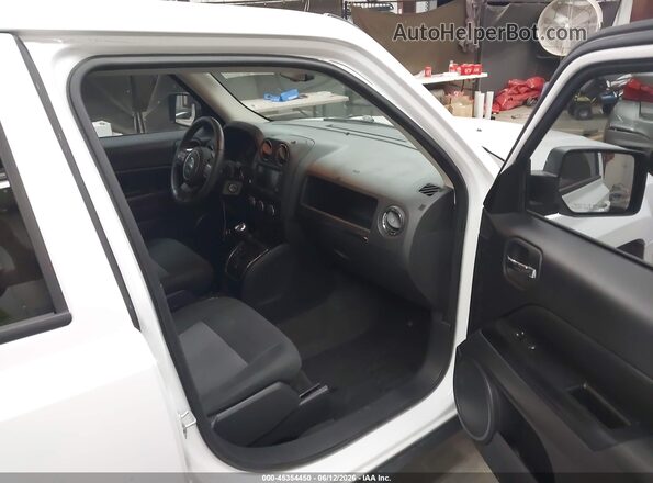 1C4NJPFBXHD117867 2017 JEEP PATRIOT White Widok wnętrza z przodu