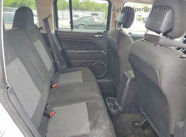 1C4NJRBB1GD542345 2016 JEEP PATRIOT White Vista de los asientos traseros