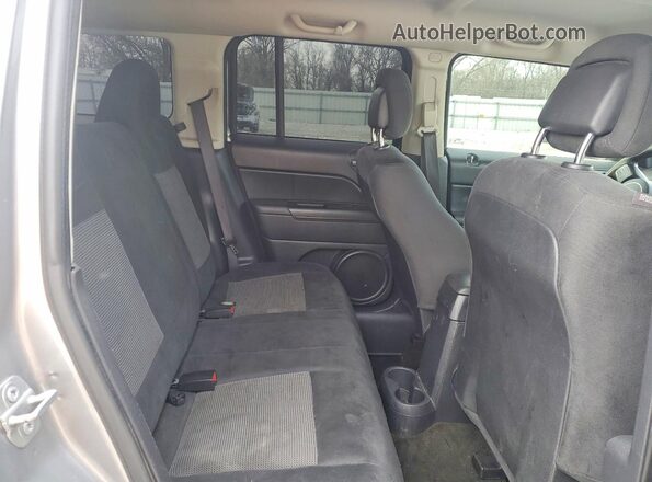 1C4NJRBB7GD668712 2016 JEEP PATRIOT Silver Вид задньої частини салону