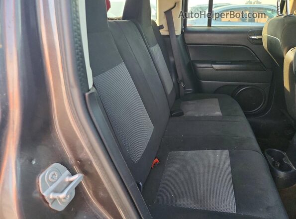1C4NJRBB7HD135955 2017 JEEP PATRIOT Gray Հետևի նստատեղերի տեսք
