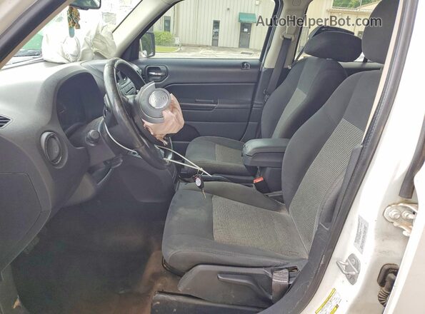 1C4NJRFB2GD594402 2016 JEEP PATRIOT White Widok wnętrza z przodu