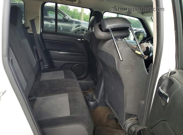 1C4NJRFB2GD594402 2016 JEEP PATRIOT White Widok tylnych siedzeń