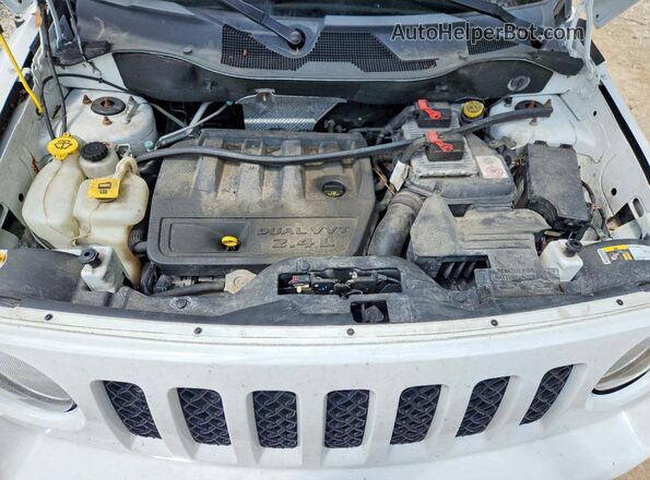 1C4NJRFB3HD195404 2017 JEEP PATRIOT Белый Вид задней части салона