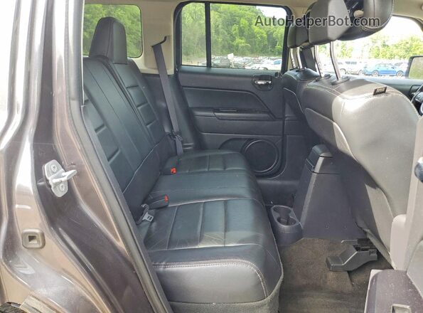 1C4NJRFB4GD586270 2016 JEEP PATRIOT Gray Вид задньої частини салону