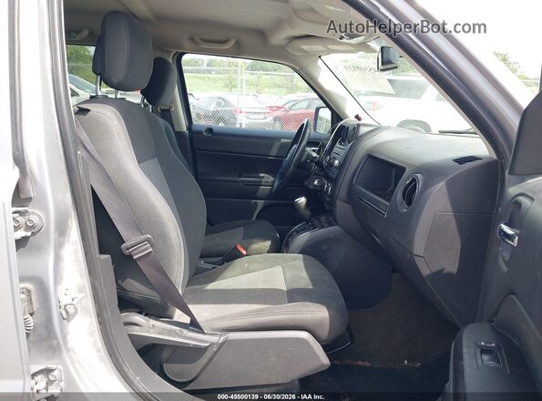 1C4NJRFB6HD144169 2017 JEEP PATRIOT Серый Вид салона спереди