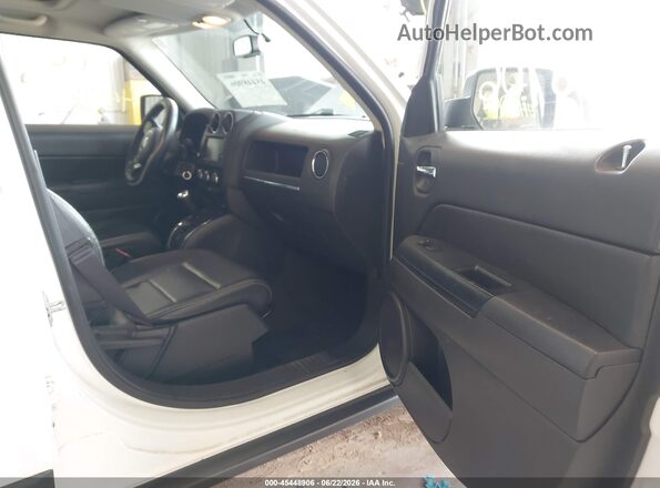 1C4NJRFB6HD210641 2017 JEEP PATRIOT Белый Вид салона спереди