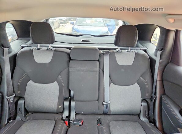 1C4PJLAB0HW572451 2017 JEEP CHEROKEE Silver Widok tylnych siedzeń