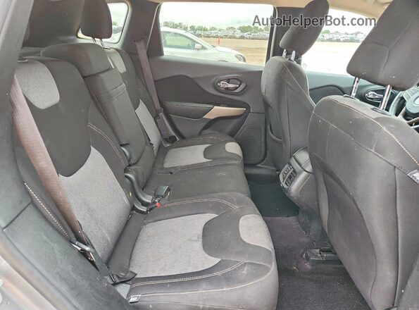 1C4PJLAB0HW572451 2017 JEEP CHEROKEE Silver Widok wnętrza z tyłu