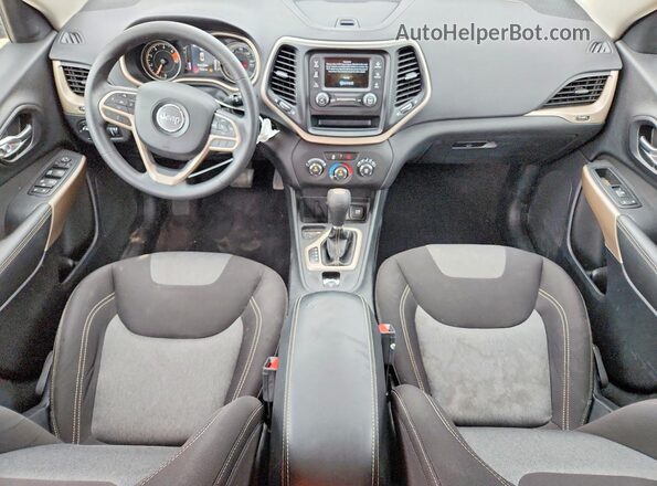 1C4PJLAB0HW572451 2017 JEEP CHEROKEE Silver Widok deski rozdzielczej