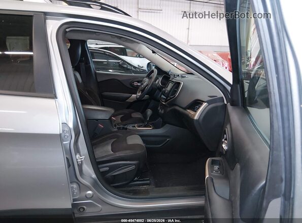 1C4PJLAB0HW661680 2017 JEEP CHEROKEE Gray Вид салону спереду