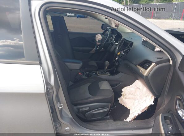 1C4PJLABXHW586048 2017 JEEP CHEROKEE Silver Front interior view