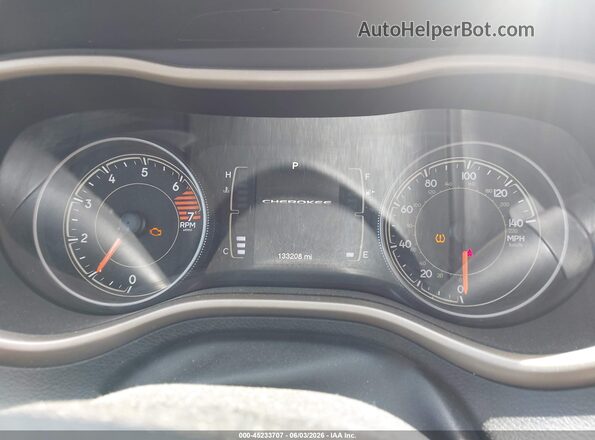 1C4PJLCB0HW644651 2017 JEEP CHEROKEE Maroon Հետևի նստատեղերի տեսք