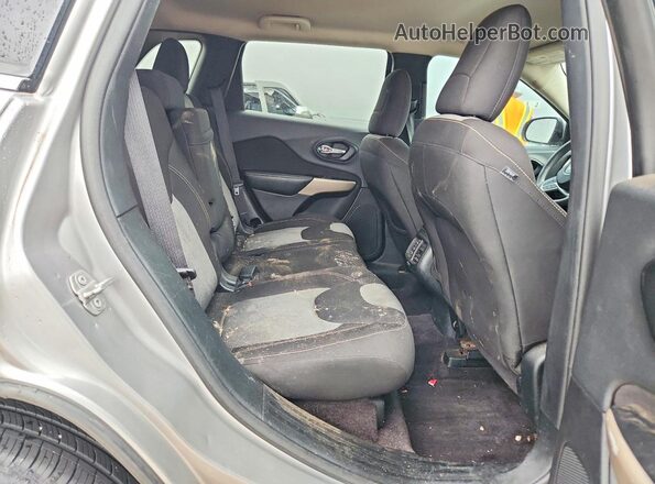 1C4PJLCB1JD557102 2018 JEEP CHEROKEE Серебряный 