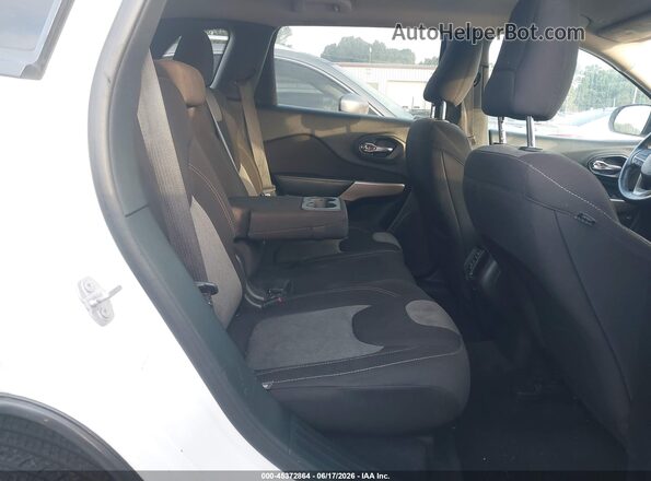 1C4PJLCB1JD580590 2018 JEEP CHEROKEE White VIN կոդի պիտակի տեսք