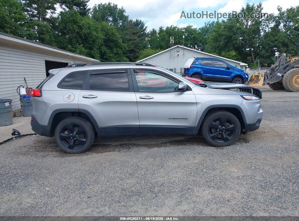 1C4PJLCB1JD595624 2018 JEEP CHEROKEE Silver უკანა სალონის ხედი