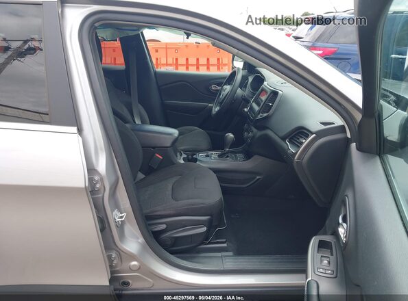 1C4PJLCB1KD272143 2019 JEEP CHEROKEE Silver Widok wnętrza z przodu